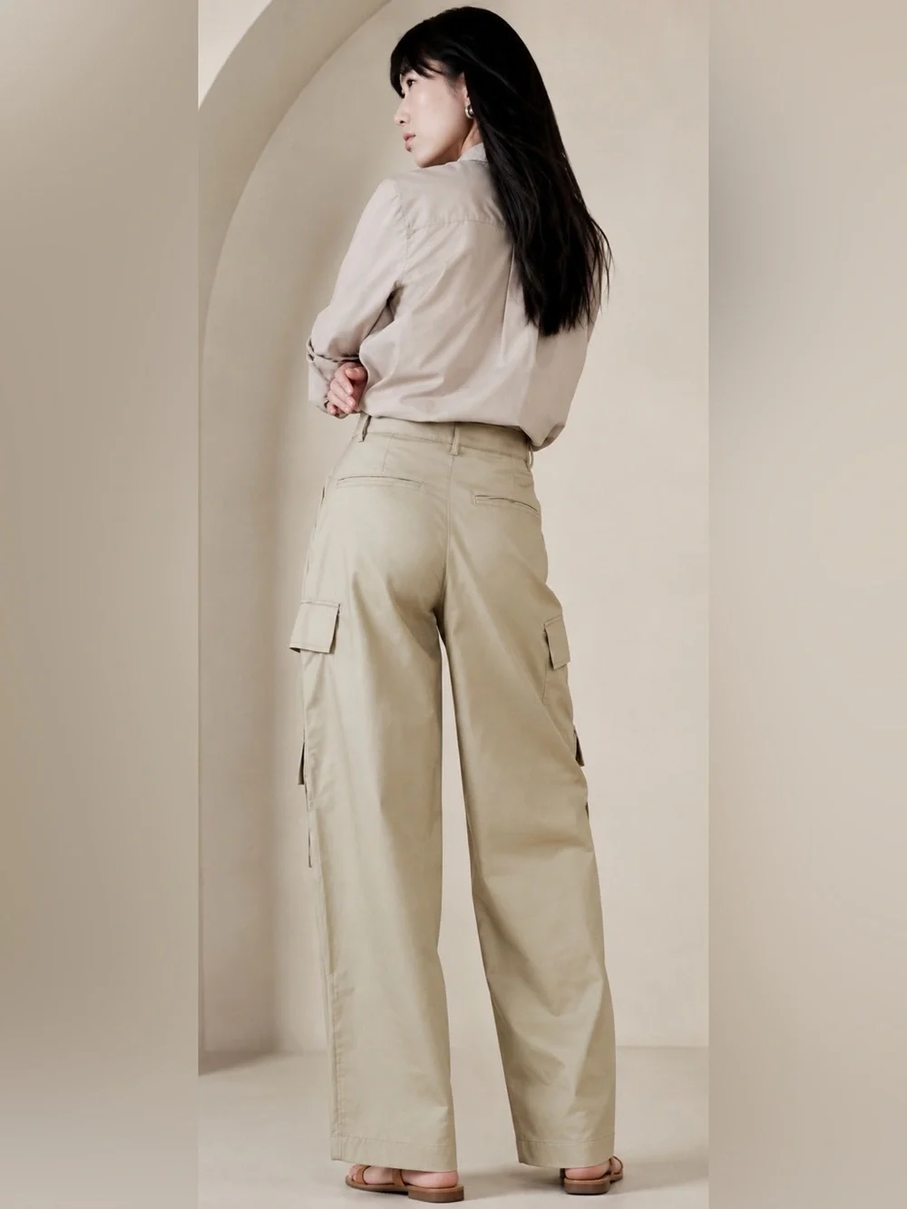 BANANA REPUBLIC • Khaki/Beige Twill High-Rise Wide-Leg Cargo Pants, 4